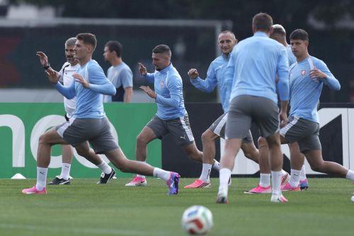 epa13059860 Players of the Czech Republic in action during a training session as preparation to face Mexico in the FIFA World Cup 2026, at the Azteca Stadium in Mexico City, Mexico, 23 June 2026.  EPA/ISAAC ESQUIVEL