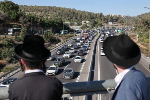epa13061123 Ultra-Orthodox Jews driving in a convoy of cars to disrupt traffic as part of a national protest against the army recruitment in Jerusalem, 24 June 2026. Ultra-Orthodox protesters in various locations of the country disrupted traffic, calling for a protest against the conscription of ultra-Orthodox Jews into the IDF.  EPA/ABIR SULTAN EPA