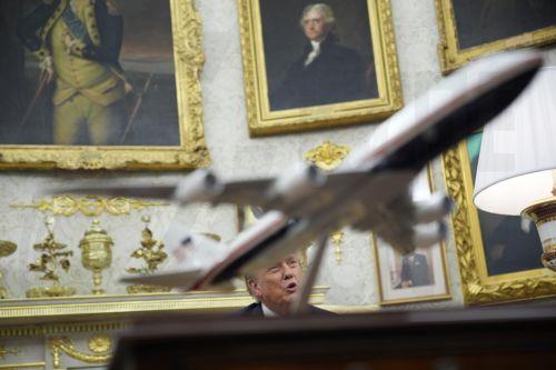 epa13062054 US President Donald Trump (C) meets with Mark Rutte (not pictured), Secretary General of the North Atlantic Treaty Organization (NATO), in the Oval Office of the White House in Washington, DC, USA, 24 June 2026.  EPA/YURI GRIPAS / POOL