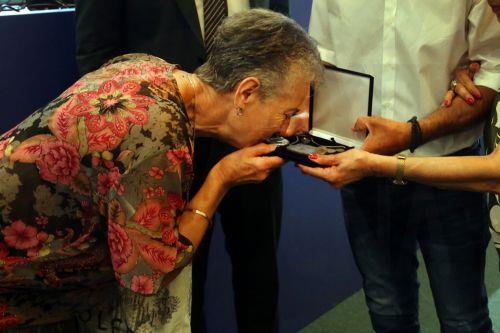 Συγγενείς του Δημήτρη Βαφειάδη, όμηρου στη ναζιστική Γερμανία που επέζησε του πολέμου, παραλαμβάνουν τα υπάρχοντα του που παρέδωσε στο στρατόπεδο κατά τη μεταφορά του, σε ειδική τελετή που έγινε στο Υπουργείο Εξωτερικών, Αθήνα Πέμπτη 25 Ιουνίου 2026. Σε εκδήλωση που διοργάνωσε η Γενική Γραμματεία Θρησκευμάτων του Υπουργείου Παιδείας, Θρησκευμάτων και...
