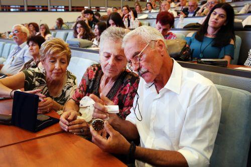 Συγγενείς του Δημήτρη Βαφειάδη, όμηρου στη ναζιστική Γερμανία που έχασε τη ζωή του στο στρατόπεδο καταναγκαστικής εργασίας Neuengamme το 1945, επεξεργάζονται τα υπάρχοντα του που παρέδωσε στο στρατόπεδο κατά τη μεταφορά του, και τους δόθηκαν πίσω από τον διευθυντή των αρχείων Arolsen, Moritz Wein, σε ειδική τελετή που έγινε στο Υπουργείο Εξωτερικών, Αθήνα...