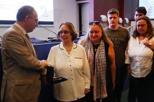 Συγγενείς του Ευάγγελου Κερασιώτη, όμηρου στη ναζιστική Γερμανία που έχασε τη ζωή του στο στρατόπεδο καταναγκαστικής εργασίας Bergen Belsen το 1945, επιδεικνύει το ρολόι του που παρέδωσε στο στρατόπεδο κατά τη μεταφορά του, και δόθηκαν πίσω στην οικογένεια του σε ειδική τελετή που έγινε στο Υπουργείο Εξωτερικών, Αθήνα Πέμπτη 25 Ιουνίου 2026. Σε εκδήλωση που...