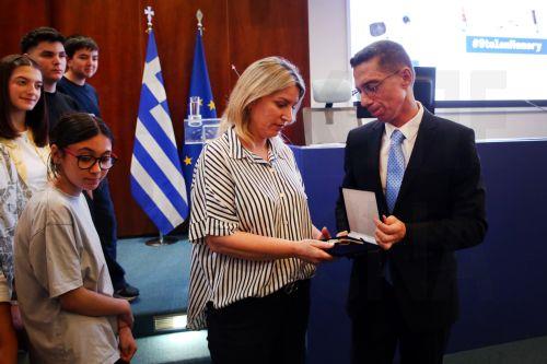 Συγγενής του Γιώργου Σαγματόπουλου, όμηρου στη ναζιστική Γερμανία που έχασε τη ζωή του στο στρατόπεδο καταναγκαστικής εργασίας Neuengamme το 1945, παραλαμβάνει το ρολόι του που παρέδωσε στο στρατόπεδο κατά τη μεταφορά του, από τον Γιώργο Πολυδωρακη, διευθυντή Υπηρεσίας  Διπλωματικού και Ιστορικού Αρχείου του Υπουργείου Εξωτερικών, σε ειδική τελετή που έγινε...