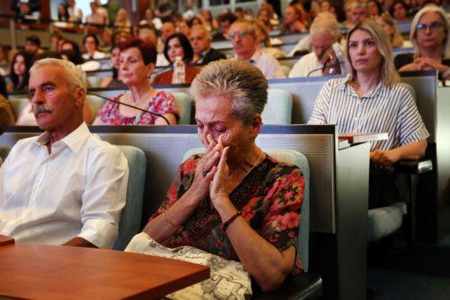 Συγγενείς του Δημήτρη Βαφειάδη, όμηρου στη ναζιστική Γερμανία που έχασε τη ζωή του στο στρατόπεδο καταναγκαστικής εργασίας Neuengamme το 1945, επεξεργάζονται τα υπάρχοντα του που παρέδωσε στο στρατόπεδο κατά τη μεταφορά του, και τους δόθηκαν πίσω από τον διευθυντή των αρχείων Arolsen, Moritz Wein, σε ειδική τελετή που έγινε στο Υπουργείο Εξωτερικών, Αθήνα...
