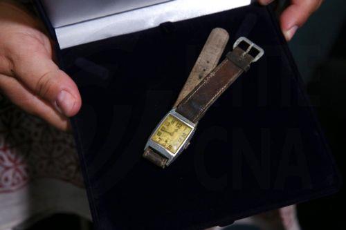Συγγενής του Ευάγγελου Κερασιώτη, όμηρου στη ναζιστική Γερμανία που έχασε τη ζωή του στο στρατόπεδο καταναγκαστικής εργασίας Bergen Belsen το 1945, επιδεικνύει το ρολόι του που παρέδωσε στο στρατόπεδο κατά τη μεταφορά του, και δόθηκαν πίσω στην οικογένεια του σε ειδική τελετή που έγινε στο Υπουργείο Εξωτερικών, Αθήνα Πέμπτη 25 Ιουνίου 2026. Σε εκδήλωση που...