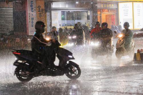 epa13063453 Motorists maneuver during a downpour of rain in Taipei, Taiwan, 25 June 2026. The local authorities in Hualien County ordered evacuations in parts of Wanrong and Fenglin following a yellow alert that a nearly full upstream barrier lake might overflow within 48 hours. Rainfall tied to Severe Tropical Storm Mekkhala was expected, prompting...