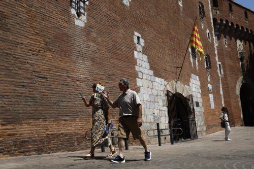 epa13066300 People walking in the street of Perpignan, Southern France, 26 June 2026.
Since the beginning of the week, France has been experiencing unusually high temperatures for the time of year. At least 48 people have died across the country from drowning as they tried to escape the heat, authorities said.  EPA/Guillaume Horcajuelo