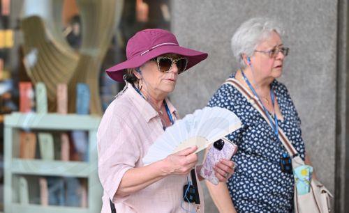 epa13066344 People try to stay cool during a heatwave in Turin, Italy, 26 June 2026. In Italy, 18 cities are under a "red alert" for the next 48 hours due to heat-related risks. Temperatures are expected to exceed 40 degrees celsius.  EPA/Alessandro Di Marco