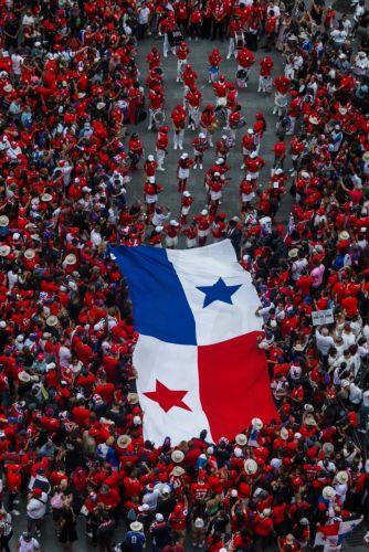 epa13068018 Panama soccer fans celebrate in Times Square one day before their team plays against England, in New York, New York USA, 26 June 2026.  EPA/OLGA FEDOROVA