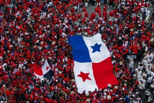 epa13068019 Panama soccer fans celebrate in Times Square one day before their team plays against England, in New York, New York USA, 26 June 2026.  EPA/OLGA FEDOROVA