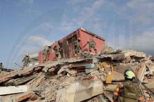 epa13068181 Rescue workers from Mexico work at a collapsed building in La Guaira, Venezuela, 26 June 2026. Venezuelan Interior Minister Diosdado Cabello announced that access to La Guaira state, the area hardest hit by the earthquakes, will be restricted starting at 20:00 local time (00:00 GMT on 27 June).  EPA/Ronald Pena R