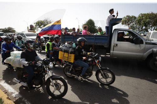 epa13068182 People deliver humanitarian aid in La Guaira, Venezuela, 26 June 2026. Venezuelan Interior Minister Diosdado Cabello announced that access to La Guaira state, the area hardest hit by the earthquakes, will be restricted starting at 20:00 local time (00:00 GMT on 27 June).  EPA/Ronald Pena R