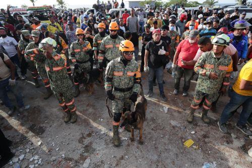 epa13068188 Rescue workers from the Mexican Army prepare to conduct search operations in a building damaged by an earthquake in La Guaira, Venezuela, 26 June 2026. Venezuela’s Interior Minister, Diosdado Cabello, announced that access to La Guaira state, the area hardest hit by the earthquakes, will be restricted starting at 20:00 local time (00:00 GMT on...