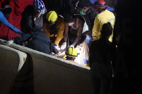 epa13068190 Rescue workers recover a body in La Guaira, Venezuela, 26 June 2026. Venezuelan Interior Minister Diosdado Cabello announced that access to La Guaira state, the area hardest hit by the earthquakes, will be restricted starting at 20:00 local time (00:00 GMT on 27 June).  EPA/Ronald Pena R