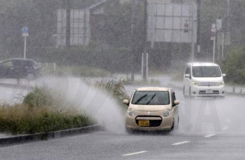 epa13068462 Vehicles drive through heavy rain caused by typhoon Mekkhala in Tateyama, Chiba prefecture, near Tokyo, Japan, 27 June 2026. The Japan Meteorological Agency (JMA) has placed large swathes of the country under high alert for flooding, swollen rivers, and landslides, as the country deals with a rare double-tropical storm threat from Mekkhala...