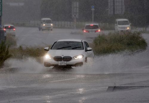 epa13068463 Vehicles drive through heavy rain caused by typhoon Mekkhala in Tateyama, Chiba prefecture, near Tokyo, Japan, 27 June 2026. The Japan Meteorological Agency (JMA) has placed large swathes of the country under high alert for flooding, swollen rivers, and landslides, as the country deals with a rare double-tropical storm threat from Mekkhala...