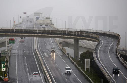 epa13068464 Vehicles drive through heavy rain caused by typhoon Mekkhala at Umihotaru Parking Area in Kisarazu, Chiba prefecture, near Tokyo, Japan, 27 June 2026. The Japan Meteorological Agency (JMA) has placed large swathes of the country under high alert for flooding, swollen rivers, and landslides, as the country deals with a rare double-tropical storm...
