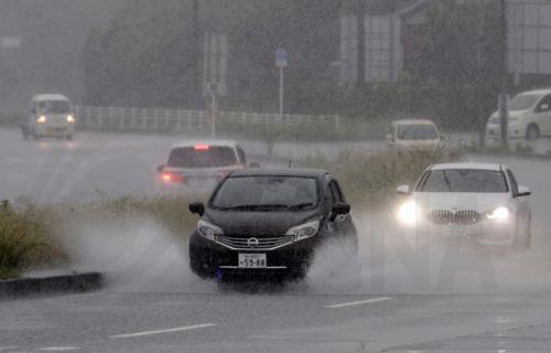 epa13068467 Vehicles drive through heavy rain caused by typhoon Mekkhala in Tateyama, Chiba prefecture, near Tokyo, Japan, 27 June 2026. The Japan Meteorological Agency (JMA) has placed large swathes of the country under high alert for flooding, swollen rivers, and landslides, as the country deals with a rare double-tropical storm threat from Mekkhala...