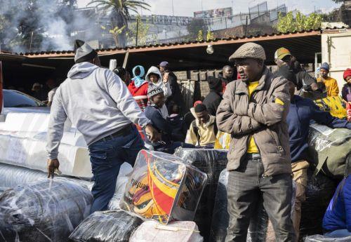 epa13068554 Zimbabwe nationals prepare to board a bus bound for Zimbabwe as a nation-wide anti immigrant movement has set 30 June as a deadline for undocumented migrants to leave the country , Johannesburg, South Africa, 27 June 2026.  EPA/KIM LUDBROOK