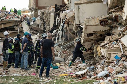 epa13070213 Rescue workers search through a building damaged by an earthquake in La Guaira, Venezuela, 27 June 2026.  EPA/Henry Chirinos