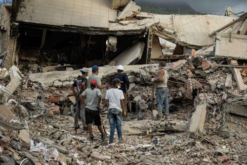 epa13070214 People participate in search efforts in a building damaged by an earthquake in La Guaira, Venezuela, 27 June 2026.  EPA/Henry Chirinos