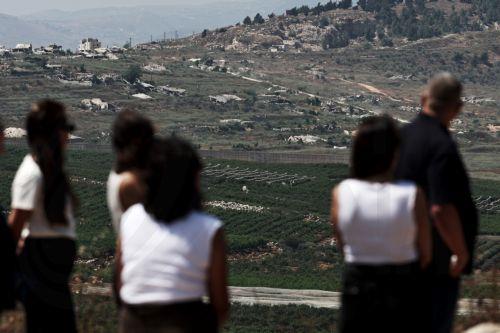 epa13070716 Israelis watch the Lebanese side of the border from Metula, in the Upper Galilee, northern Israel, 28 June 2026, amid an Israel-Lebanon ceasefire.  EPA/ATEF SAFADI