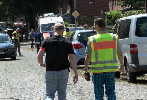 epa13072520 Police officers work at the scene after gunfire occurred at a youth support facility in Stade, Germany, 29 June 2026. A police spokesperson confirmed that five people had been shot dead in the city of Stade, west of Hamburg. The police have arrested two suspects, including the alleged shooter.  EPA/Fabian Hoefig