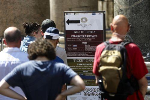 epa13077296 Tourists queue at the ticket office for entry to the Pantheon, in Rome,  Italy, 01 July 2026. The price increase for Pantheon admission for non-resident visitors takes effect from 01 July. Rome residents will continue to enter free of charge.  EPA/ANGELO CARCONI