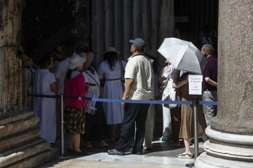 epa13077298 Tourists queue at the ticket office for entry to the Pantheon, in Rome,  Italy, 01 July 2026. The price increase for Pantheon admission for non-resident visitors takes effect from 01 July. Rome residents will continue to enter free of charge.  EPA/ANGELO CARCONI