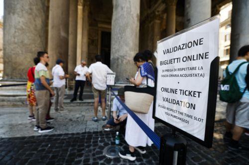epa13077294 Tourists queue at the ticket office for entry to the Pantheon, in Rome,  Italy, 01 July 2026. The price increase for Pantheon admission for non-resident visitors takes effect from 01 July. Rome residents will continue to enter free of charge.  EPA/ANGELO CARCONI