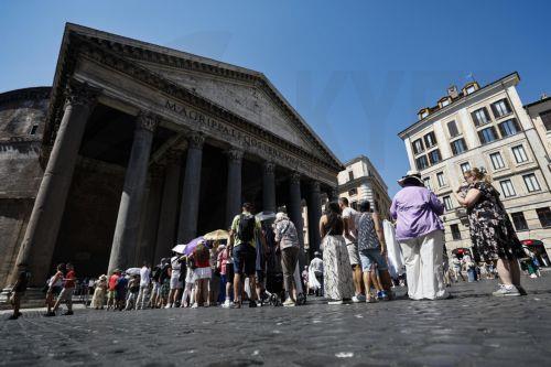 epa13077299 Tourists queue at the ticket office for entry to the Pantheon, in Rome,  Italy, 01 July 2026. The price increase for Pantheon admission for non-resident visitors takes effect from 01 July. Rome residents will continue to enter free of charge.  EPA/ANGELO CARCONI
