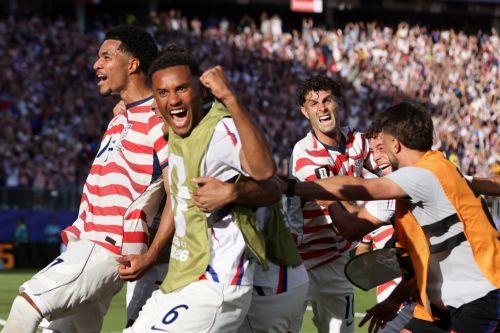 epaselect epa13079273 Malik Tillman of USA celebrates with his teammates after scoring the 2-0 goal during the FIFA World Cup 2026 Round of 32 match USA against Bosnia and Herzegovina, in San Francisco, Califronia, USA, 01 July 2026.  EPA/BENJAMIN FANJOY