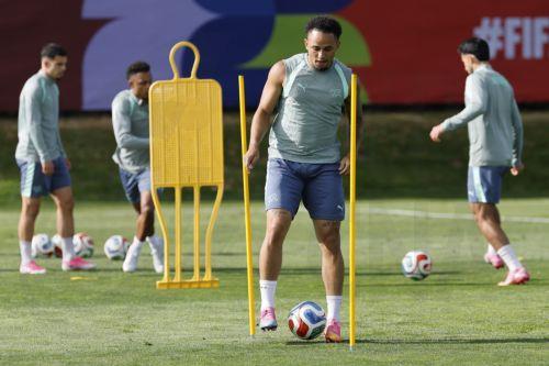 epa13079358 Switzerland's Noah Okafor warms up  during a training session one day ahead of the FIFA World Cup round of 32 match between Switzerland and Algeria at the National Soccer Development Centre in Vancouver, Canada, 01 July 2026.  EPA/PETER KLAUNZER EDITORIAL USE ONLY