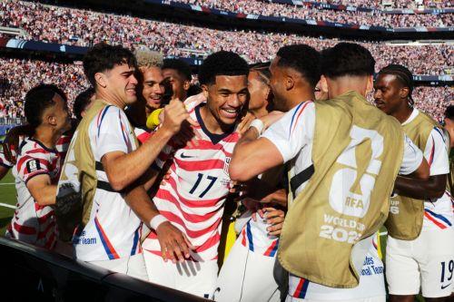 epa13079359 Malik Tillman of USA (C) celebrates with his teammates after scoring the 2-0 goal during the FIFA World Cup 2026 Round of 32 match USA against Bosnia and Herzegovina, in San Francisco, Califronia, USA, 01 July 2026.  EPA/BENJAMIN FANJOY