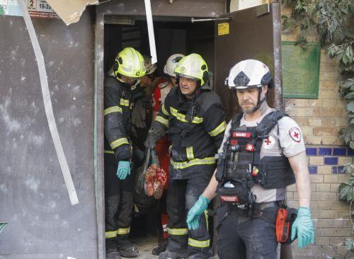 epaselect epa13079624 Ukrainian rescuers and medics carry an injured man at the site of a Russian missile strike on a nine-storey residential building in Kyiv, Ukraine, 02 July 2026, amid the Russian invasion. According to the State Emergency Service of Ukraine, at least 17 people were killed and more than 90 injured after a massive overnight Russian attack...