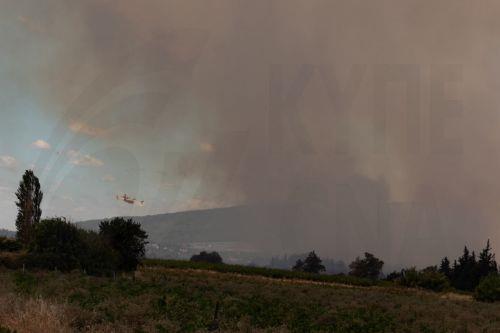 epa13080068 A Canadair firefighting plane tries to extinguish a fire as smoke rises from a wildfire burning in Sainte-Valiere, Aude department, southern France, 02 July 2026. A large wildfire has been raging in southern France since 01 July, forcing scores of people to be evacuated, emergency services said.  EPA/CHLOE REULET