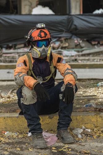 epa13081748 A rescuer rests during a rescue operation to save Fabio, a nine-year-old boy who has been trapped under the rubble for eight days, in a collapsed building in Caraballeda, Venezuela, 02 July 2026. The 7.2- and 7.5-magnitude earthquakes that struck Venezuela on 24 June have killed more than 2,290 people, according to official figures.  EPA/HENRY...