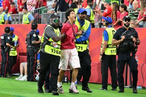 epa13082116 Security personnel stop a pitch invader during the FIFA World Cup 2026 Round of 32 match Portugal against Croatia, in Toronto, Canada, 02 July 2026.  EPA/EDUARDO LIMA