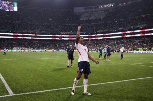epa13090237 Jude Bellingham of England celebrates after the FIFA World Cup 2026 Round of 16 soccer match between Mexico and England, in Mexico City, Mexico, 05 July 2026.  EPA/JOSE MENDEZ