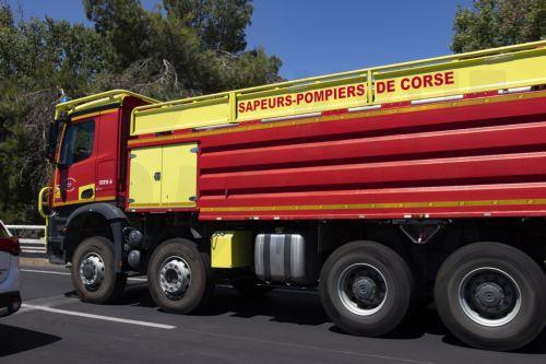 epa13091787 A fire truck arrives as a wildfire burns in Ille-sur-Tet, southern France, 06 July 2026. The fire has scorched some 4,600 hectares in the foothills of the French Pyrenees, and more than 10,000 people have been ordered to leave, local prefect Pierre Regnault de la Mothe said.  EPA/CHLOE REULET