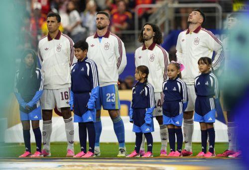 epa13092523 Players of Spain sing the national anthem prior the FIFA World Cup 2026 Round of 16 match Portugal against Spain, in Dallas, USA, 06 July 2026.  EPA/JEFFREY MCWHORTER