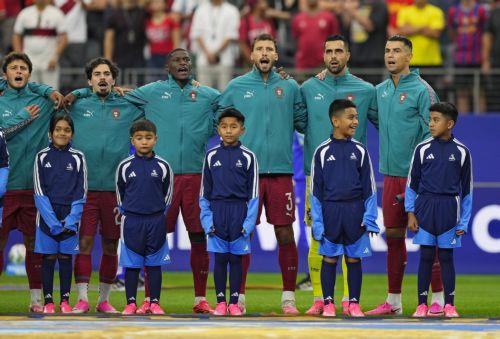 epa13092524 Players of Portugal sing the national anthem prior the FIFA World Cup 2026 Round of 16 match Portugal against Spain, in Dallas, USA, 06 July 2026.  EPA/JEFFREY MCWHORTER