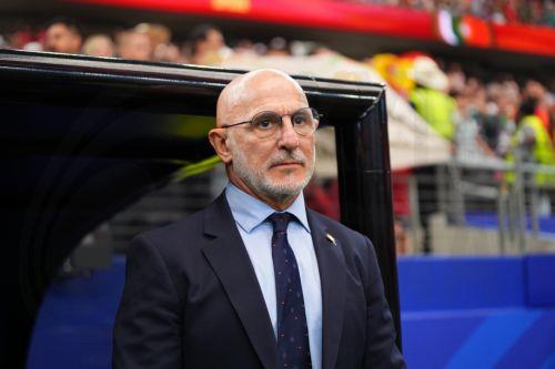epa13092529 Spain's head coach Luis de la Fuente looks on prior the FIFA World Cup 2026 Round of 16 match Portugal against Spain, in Dallas, USA, 06 July 2026.  EPA/JEFFREY MCWHORTER