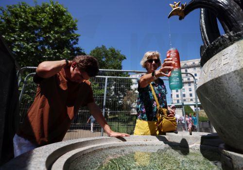epa13098215 People fill bottles at a water fountain in London, Britain, 08 July 2026. Amber and yellow heat-health alerts are in place across England as the UK braces for one of the longest-lasting heatwaves for fifty years. Temperatures may rise as high as 35 degrees Celsius for parts of southern England this week.  EPA/ANDY RAIN