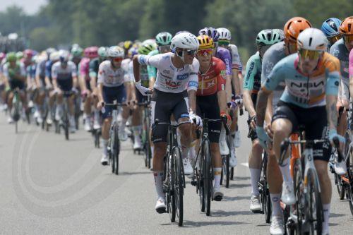epa13102350 White Jersey best young rider Mexican cyclist Isaac del Toro (C) of UAE Team Emirates XRG in action during Stage 7 of the Tour de France, a 175.1 km route from Hagetmau to Bordeaux, France, 10 July 2026.  EPA/GUILLAUME HORCAJUELO