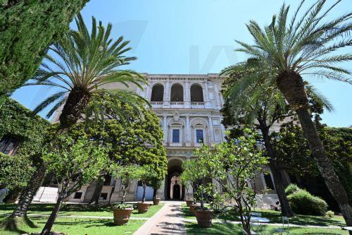 epa13102433 The facades of Palazzo Farnese, home to the French Embassy in Italy and the Ecole francaise de Rome after the completion of the restoration works on the facades and roof in Rome, Italy, 10 July 2026.  EPA/MAURIZIO BRAMBATTI