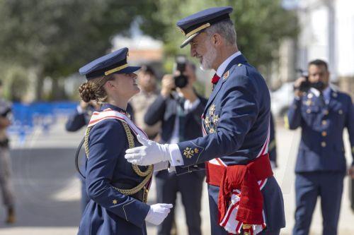 epa13102439 Spanish King Felipe VI (R) presents the Grand Cross of Aeronautical Merit with White Distinction to his daughter, Crown Princess Leonor (L), during the presentation of royal commissions to new lieutenants at the General Space and Air Academy in San Javier, Murcia, Spain, 10 July 2026.  EPA/MARCIAL GUILLEN