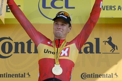 epa13113159 Norwegian cyclist Soren Waerenskjold of Uno-X Mobility celebrates on the podium after winning Stage 11 of the Tour de France, a 161.3 km route from Vichy to Nevers, France, 15 July 2026.  EPA/GUILLAUME HORCAJUELO