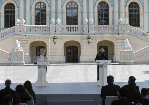 epa13113178 Ukrainian President Volodymyr Zelensky (R) and European Commission President Ursula Von der Leyen (L) attend a joint press conference in Kyiv, Ukraine, 15 July 2026. Ursula von der Leyen arrived in Kyiv to meet with senior Ukrainian officials amid the ongoing Russian invasion.  EPA/SERGEY DOLZHENKO
