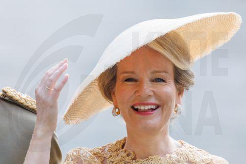 epa13124365 Queen Mathilde of Belgium greets people outside the St. Michael & St. Gudula Cathedral after the Te Deum mass during Belgium's National Day celebrations in Brussels, Belgium, 21 July 2026.  EPA/OLIVIER MATTHYS